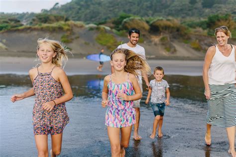 Fun Family Photoshoot at Muriwai Beach – Family vacation & newborn home ...