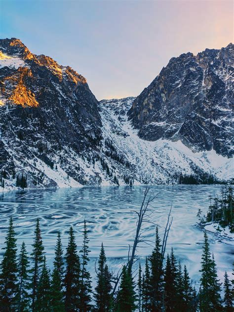 Winter Sunset at Colchuck Lake - Leavenworth, WA [OC] [3496x4656] : r/EarthPorn