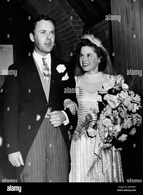 Wedding of Derek Farr, left, and Muriel Pavlow, January 7, 1947 Stock Photo - Alamy