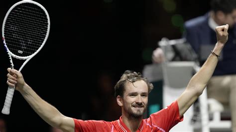 Medvedev edges Sinner in Rotterdam for 16th title | AP News