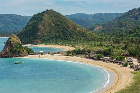 Pantai Kuta Lombok: Tiket Masuk 2024, Sejarah & Daya Tarik