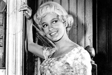 Beverley Owen dead: The Munsters' original Marilyn dies at 81 | EW.com