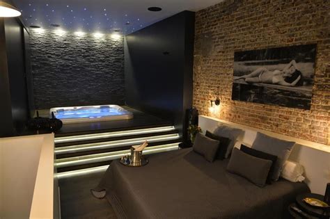 A bedroom with its private jacuzzi... #Bathtubs en 2020 | Jacuzzi recamara, Remodelación de ...