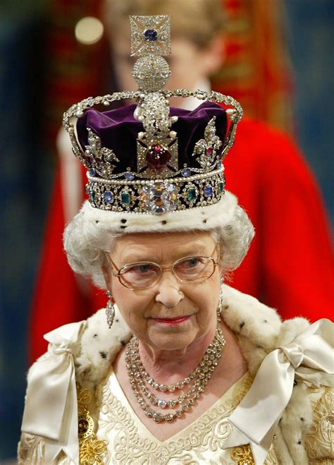 Queen Elizabeth II (2002) | Queen elizabeth crown, Queen elizabeth ...