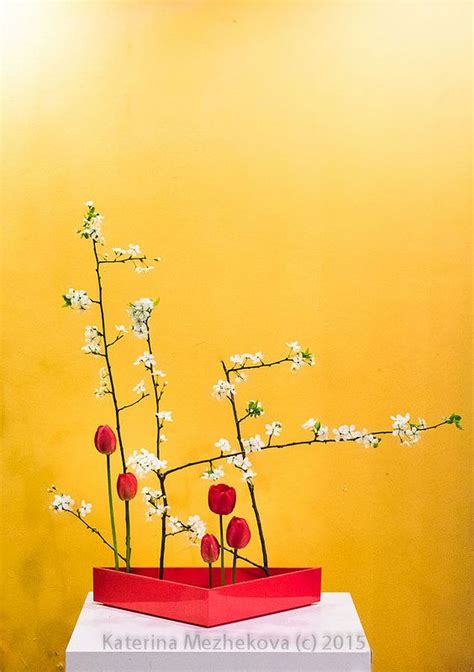 Ikebana emphasizing straight lines | Ikebana sogetsu, Ikebana, Ikebana arrangements