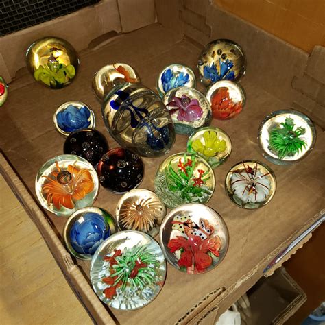 TRAY OF 20 ART GLASS PAPERWEIGHTS - Big Valley Auction