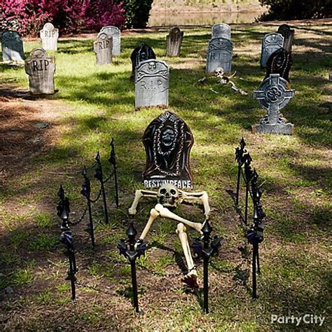 20+ Halloween Graveyard Decoration Ideas