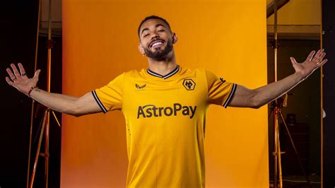 Wolves unveil new home kit - BBC Sport