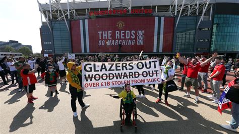 Manchester United fans protest against Glazer family's ownership ...