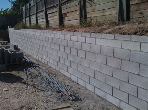 Cinder Block Retaining Wall Design Narrow Home Design Concrete ... | Concrete block retaining ...