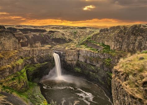 Palouse Falls WA At Sunrise Stock Photo - Image of eastern, sunrise ...