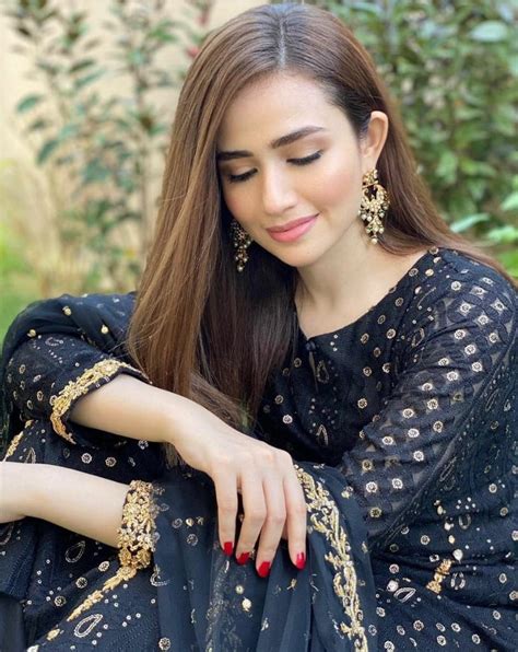 Recent Beautiful Clicks Of Actress Sana Javed | Reviewit.pk