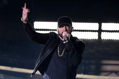 Eminem Surprises Oscars 2020 Crowd in All-Black Jordan Sneakers ...