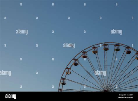 Ferris wheel central pier blackpool Stock Photo - Alamy