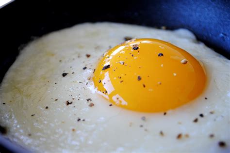 frying - How do I make prettier fried eggs? - Seasoned Advice