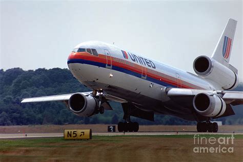 United Airlines Douglas DC-10 Landing Photograph by Wernher Krutein ...