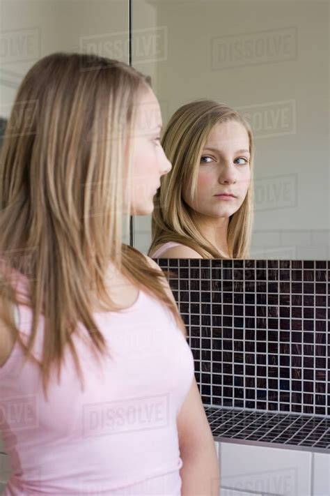 🎉 Girl looking at a mirror. Girls Looking in the Mirror. 2019-02-25