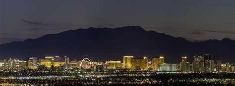 Your Ultimate Guide to Downtown Las Vegas at Night | Golden Gate Hotel & Casino Las Vegas