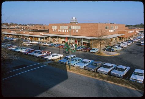 the parking lot is full of cars in front of an ice cream shop and restaurant