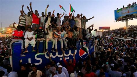 Sudan crisis: Military issue protest warning - BBC News