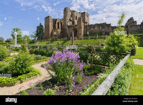 Warwick castle gardens hi-res stock photography and images - Alamy