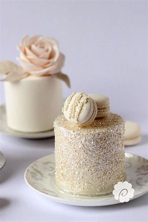 Small Wedding Cakes Guide for 2022 | Wedding Forward | Mini wedding cakes, Chocolate wedding ...