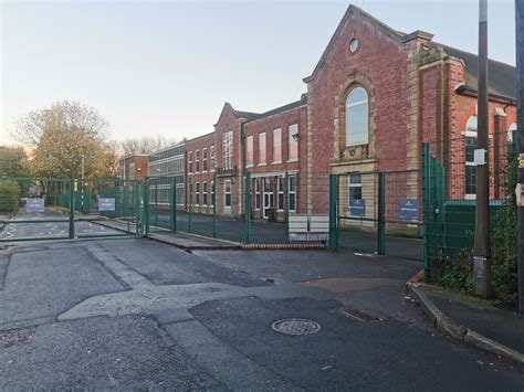 Muslim pupils 'don't feel safe' at Wood Green Academy – 5Pillars