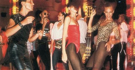 29 Stunning Photos of Dancefloor Styles That Defined the '70s Disco ...