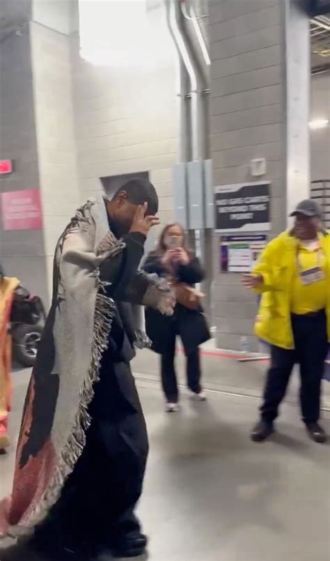 Usher's Super Bowl arrival outfit while wearing 'bed sheets' leaves ...