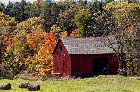 Beautiful Autumn Barn Photos - Fall Foliage Pictures