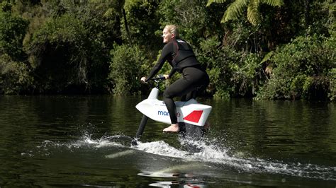 Manta5 SL3 pedal-electric hydrofoil sports a throttle and easier launches