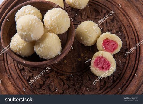 Kheer Kadam Raskadam Popular Bengali Sweetmithai Stock Photo (Edit Now) 434906503 - Shutterstock