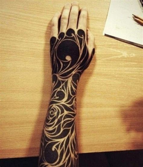 Negative space tattoo | Mejores tatuajes para el brazo, Tatuaje de color negro, Tatuajes espaciales