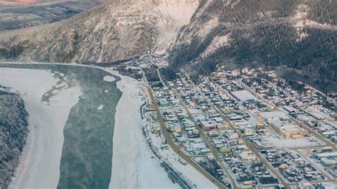 Unusual weather keeps Dawson City waiting for river to freeze | CBC News