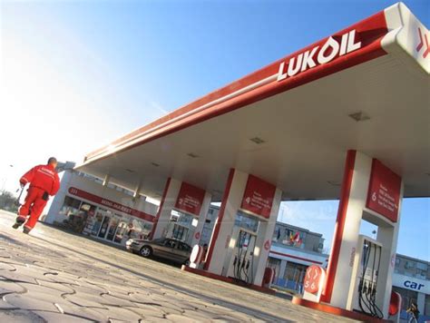 Lukoil ar putea investi in energie regenerabila in Rusia, Romania si Bulgaria reducand ...