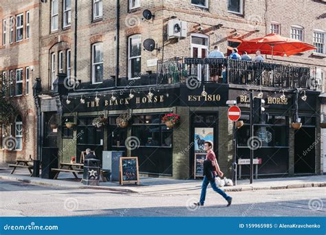 Facade of the Black Horse Pub in Aldgate, Spitalfields, London, UK, Man ...