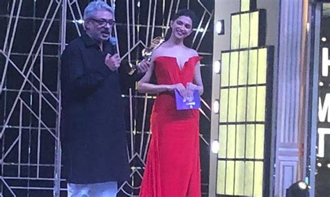 Sanjay Leela Bhansali Wins Best Director At The Zee Cine Awards!