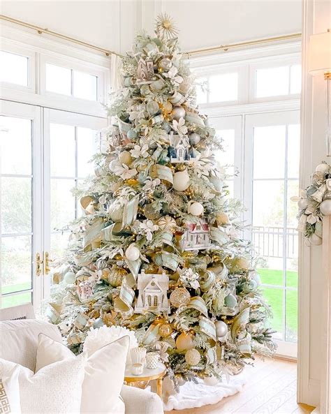 25 Best Christmas Tree Themes for Decorating This Year