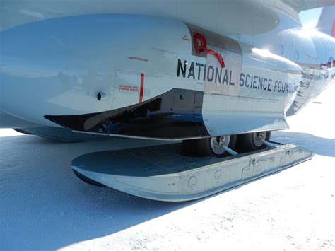 [3000X2000] A C-130 Hercules on skis takes off on a snow/ice runway ...