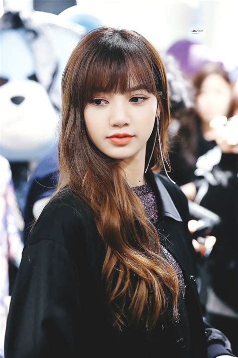 Lisa looks like a doll : r/BlackPink