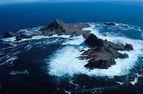 File:SE Farallon Island.jpg - Wikipedia, the free encyclopedia