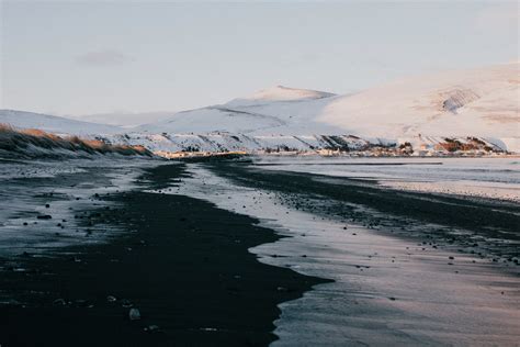 A Guide to Winter Elopements in Iceland - The Tinsley Co.