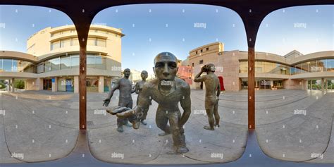 360° view of About the criticism, Elche - Alamy