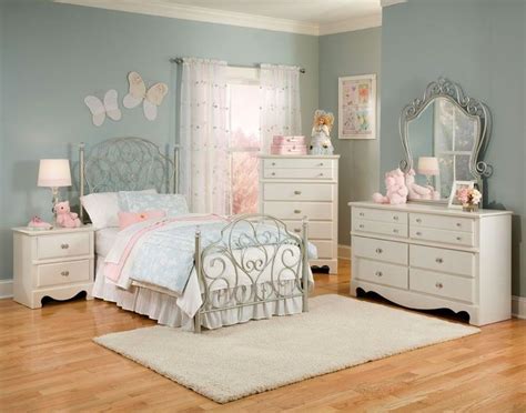 Admirable Twin Bedroom Set for Girls with Wrought Iron Four Poster Bed and Vintage White ...