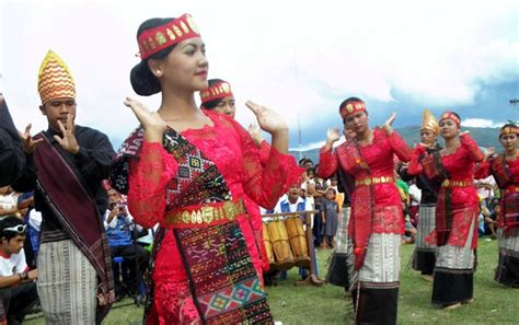 Introducing the fascinating Batak people of North Sumatra and Lake Toba - Travelling Indonesia