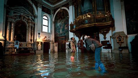 Photographer Documents Venice's Worst Floods in More Than 50 Years ...