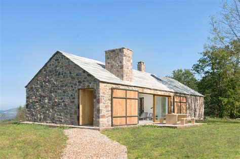 A Stone Cabin Turned Into A Rustic Holiday Retreat - DigsDigs