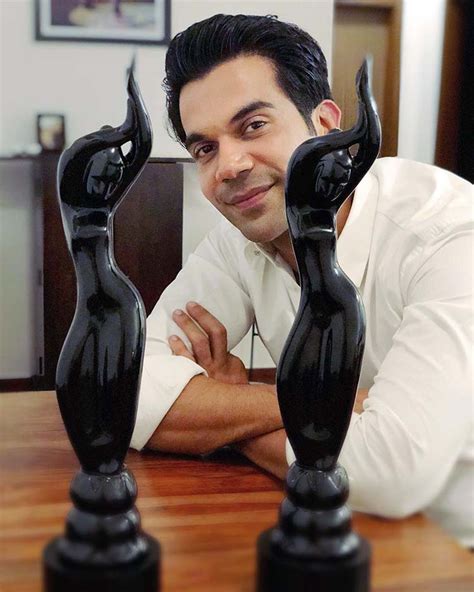 rajkummar rao with his filmfare 2018 trophies | Jio Filmfare Awards ...