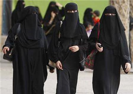 Traditional clothing of Saudi Arabia. Men in white, women in black - Nationalclothing.org