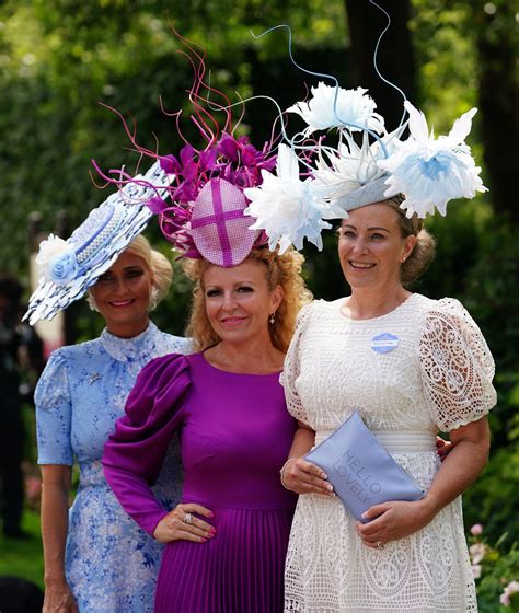 Royal Ascot: King and Queen join racegoers - BBC News